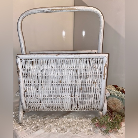 3/75$ Vintage distressed painted white‎ wicker Magazine holder farmhouse style - Picture 9 of 13